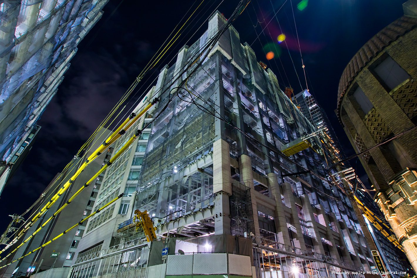 SIGMAの超広角レンズで撮った建設中の三菱UFJ銀行大阪ビル別館