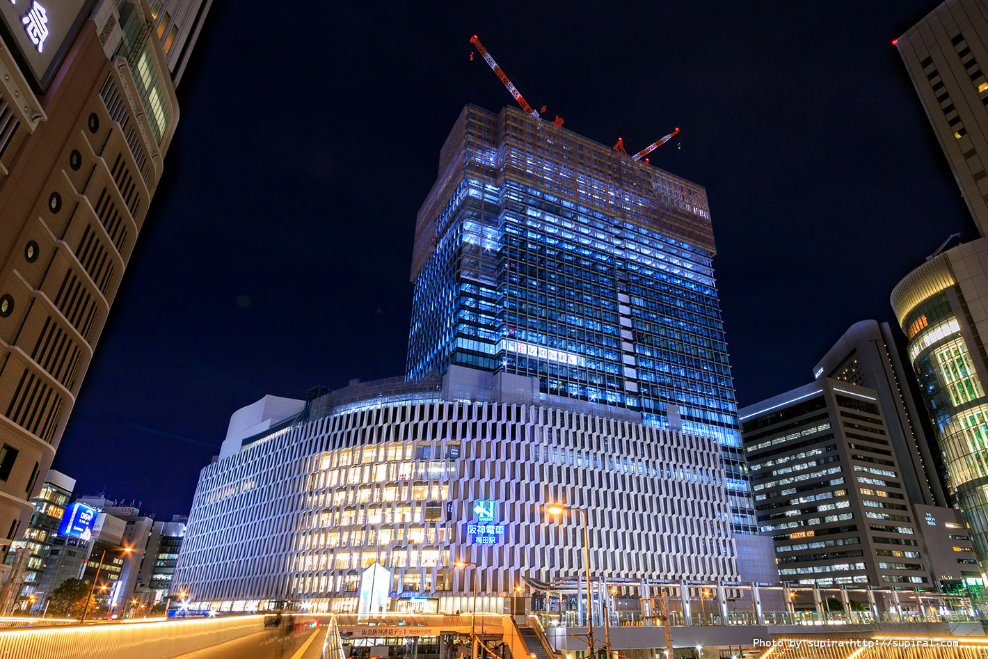 建設中の大阪梅田ツインタワーズサウスの夜景 Sidentity ストラクチャー的風景